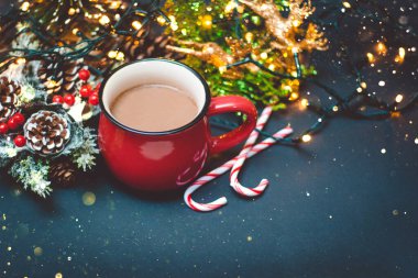 Kırmızı bardakta, Noel ışıkları ve süslemeleriyle kahvenin en üst görüntüsü