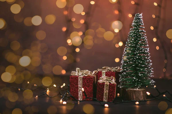 Foto Eines Weihnachtsbaums Umgeben Von Bokeh Lichtern Und Schneeflocken — Stockfoto