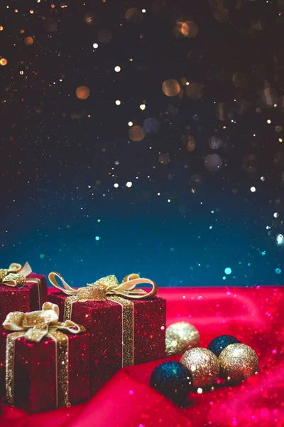Rote Geschenkboxen Mit Weihnachtsbeleuchtung Und Dekoration Auf Rotem Und Blauem — Stockfoto