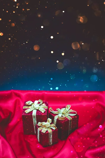 Coffrets Cadeaux Rouge Brillant Avec Lumières Noël Sur Fond Soie — Photo