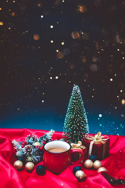 Kaffee Einer Roten Tasse Mit Weihnachtsbeleuchtung Und Dekorationen Auf Schwarzem — Stockfoto