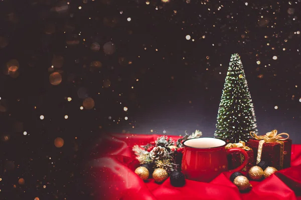 Frischer Und Heißer Kaffee Einer Roten Tasse Mit Weihnachtsbeleuchtung Und — Stockfoto