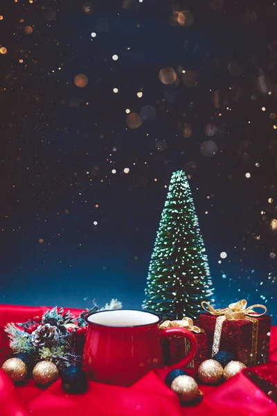 Frischer Kaffee Einer Roten Tasse Mit Weihnachtsbeleuchtung Und Dekorationen Auf — Stockfoto