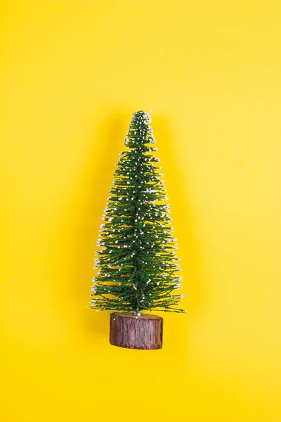 Vánoční Strom Objekt Žlutém Pozadí — Stock fotografie