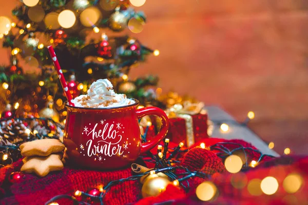 Taza Roja Café Caliente Con Luces Navidad Galletas Frescas Crema — Foto de Stock