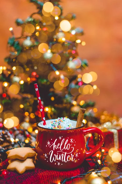 Caneca Vermelha Café Quente Com Luzes Natal Biscoitos Frescos Creme — Fotografia de Stock