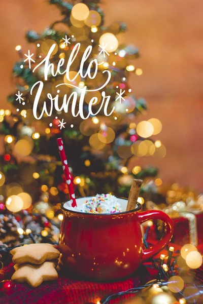 Caneca Vermelha Café Quente Com Luzes Natal Biscoitos Frescos Creme — Fotografia de Stock