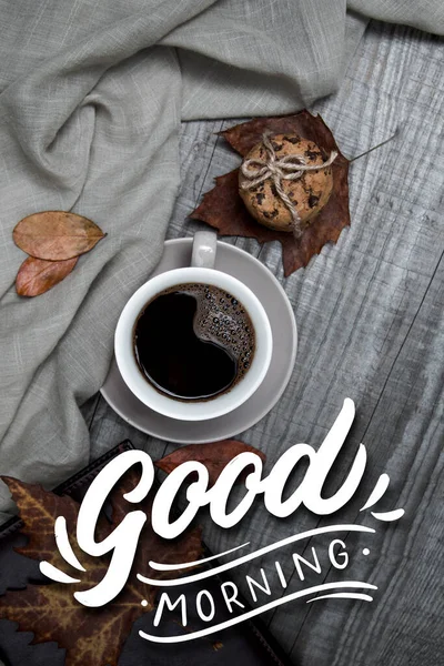 Egy Csésze Fekete Kávé Csokoládé Sütikkel Körülvéve Őszi Levéllel Jegyzetfüzettel — Stock Fotó