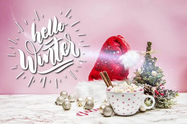 Caneca Branca Rosa Com Marshmallows Árvore Natal Ornamentos Chapéu Papai — Fotografia de Stock