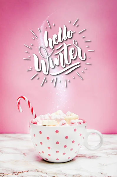 Rosa Weißer Becher Mit Marshmallows Weihnachtsbaum Ornamenten Und Nikolausmütze Auf — Stockfoto