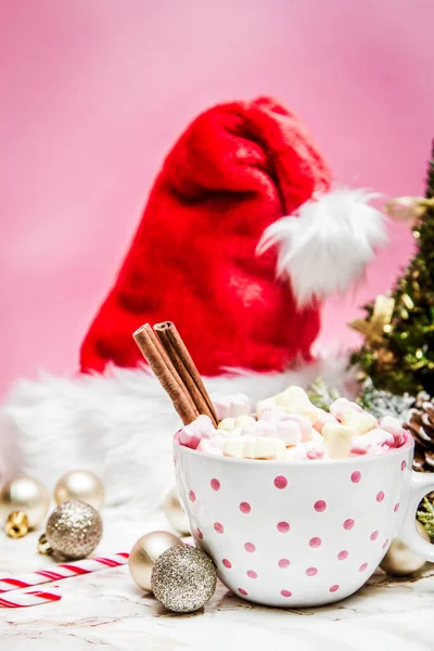 Rosa Weißer Becher Mit Marshmallows Weihnachtsbaum Ornamenten Und Nikolausmütze Auf — Stockfoto