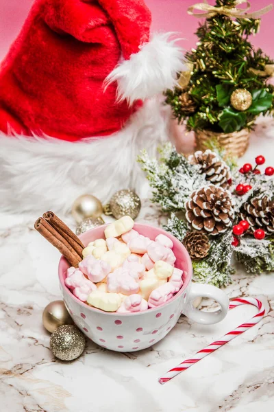 Caneca Branca Rosa Com Marshmallows Cana Açúcar Uma Superfície Mármore — Fotografia de Stock