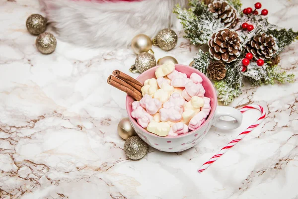 Caneca Branca Rosa Com Marshmallows Cana Açúcar Uma Superfície Mármore — Fotografia de Stock