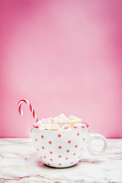 Rosa Weißer Becher Mit Marshmallows Zuckerrohr Auf Einer Marmoroberfläche Mit — Stockfoto