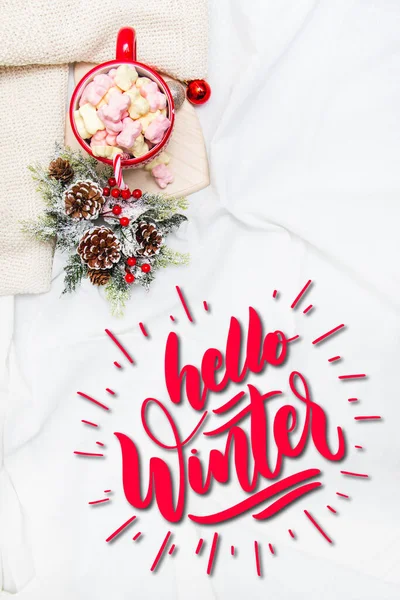 Roter Becher Mit Marshmallows Und Winterschmuck Auf Weißem Laken — Stockfoto