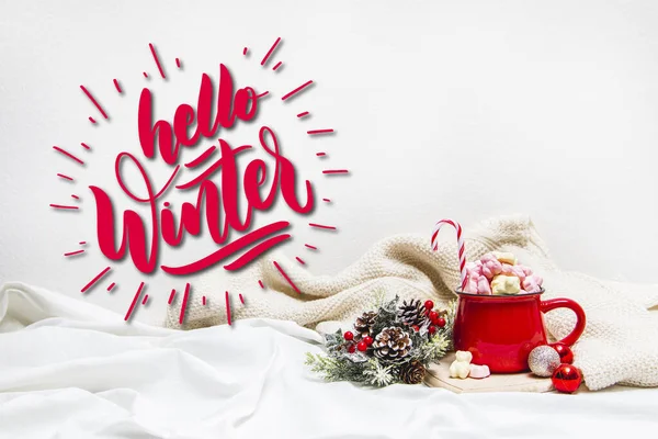 Roter Becher Mit Marshmallows Und Winterschmuck Auf Weißem Laken — Stockfoto