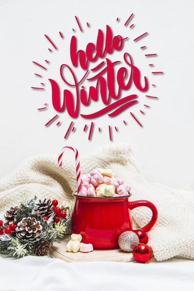 Caneca Vermelha Com Marshmallows Ornamentos Inverno Folhas Brancas — Fotografia de Stock