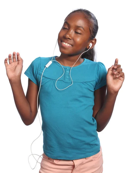Chica afroamericana escuchando música a través de enchufes —  Fotos de Stock