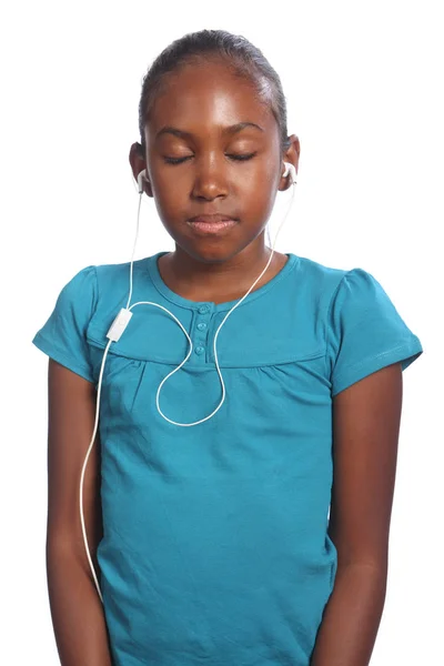 女の子の目は音楽を聴きながらイヤホンを閉じた — ストック写真