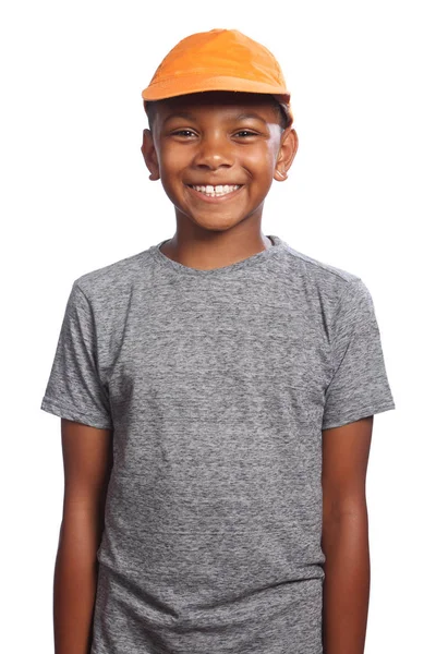 Turuncu kap içinde gülümseyen mutlu Afrikalı Amerikalı çocuk - Stok İmaj