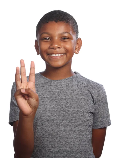 Sorrindo menino negro mostrando número três em dedos Imagens Royalty-Free