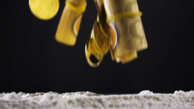 makro yavaş hareket bitcoin nakit alır ve büyük kokain kazık siyah arka plan üzerinde altın modelleri düşmek