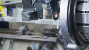 ağır sanayi malzemeleri işleme bölümünde hareket elemanları ile portre görünümü                