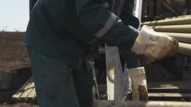 Yakın plan deneyimli jeolog çekiçle boruya vurur ve çıkarılan maden ocaklarını alır.