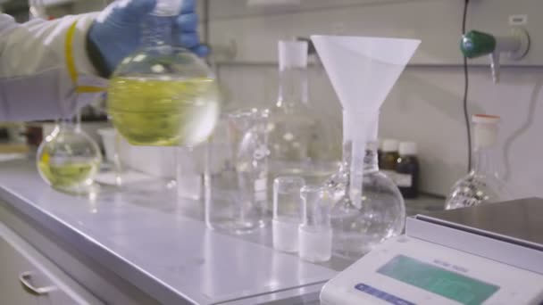 Femme Blouse Laboratoire Main Met Grand Verre Avec Échantillon Liquide — Video