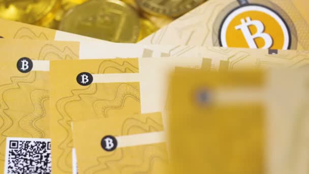 スクラッチのコードでマクロ スローモーション金紙 Bitcoins 紙幣が現金とコインの山に落ちる — ストック動画