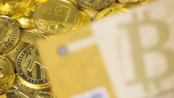 Macro Slowmotion Beroemde Internet Valuta Bitcoin Bankbiljet Boven Gouden Bitcoins — Stockvideo