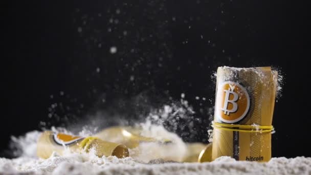 コカインでマクロ スローモーション Bitcoin 金属モデルの落ちるし 現金が白いほこりを飛行中にロール — ストック動画