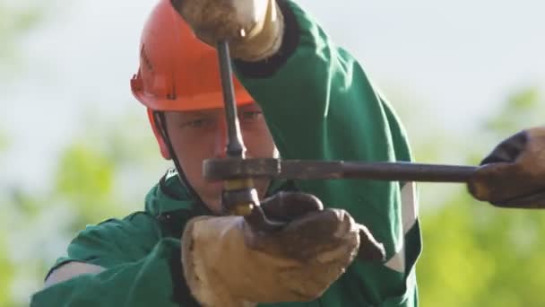 Detailní Těžká Továrna Dělník Oranžové Helmě Otáčí Nástroj Odstraňuje Zapínání — Stock video