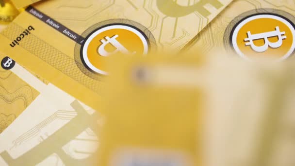 Macro Cámara Lenta Famosos Bitcoins Moneda Digital Billetes Caen Uno — Vídeos de Stock
