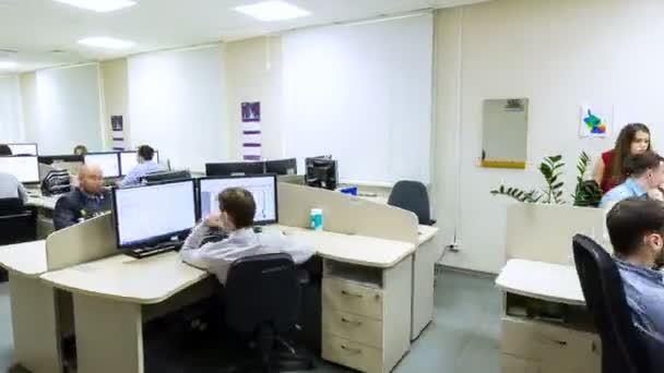 Time Lapse Dipendenti Qualificati Siedono Alle Scrivanie Lavorano Sui Computer — Video Stock