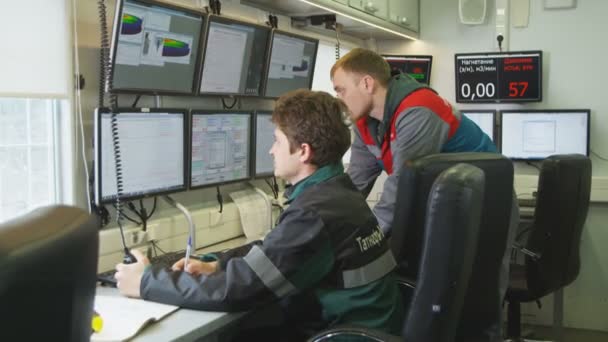 Lavoratori Dell Azienda Tatneft Controllano Lavorazione Del Petrolio Guardando Monitor — Video Stock