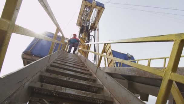 Detailní Dolní Pohled Ropné Služby Společnost Zaměstnanec Šplhá Dolů Žebřík — Stock video