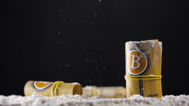 Makro Slowmotion Gul Bitcoin Kontanter Rullar Låg Bland Vita Kokainpulver — Stockvideo