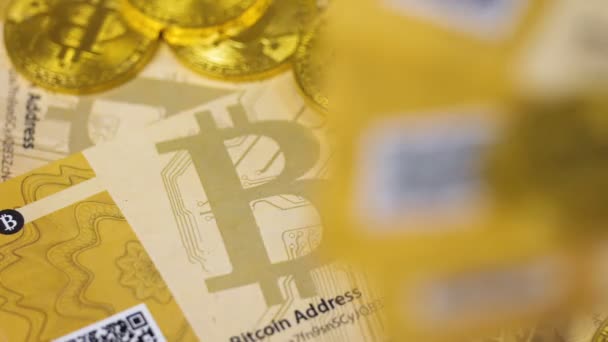 Macro Slowmotion Zojuist Afgedrukt Bitcoin Bankbiljetten Stapel Metalen Munten Val — Stockvideo