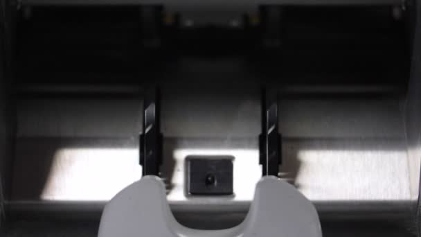 Makro Ağır Çekim Siyah Plastik Tekerlekler Dönüş Makine Sayım Odasından — Stok video