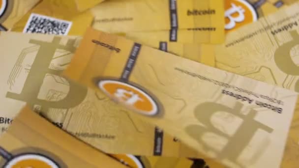 Makro-Zeitlupe Leichter Wind weht beliebte Internetwährung Bitcoins Logo Papierbanknoten weg