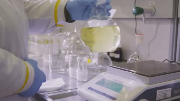 Laboratorní Asistent Ruku Modré Rukavice Klade Velké Hlízy Žlutou Kapalinu — Stock video