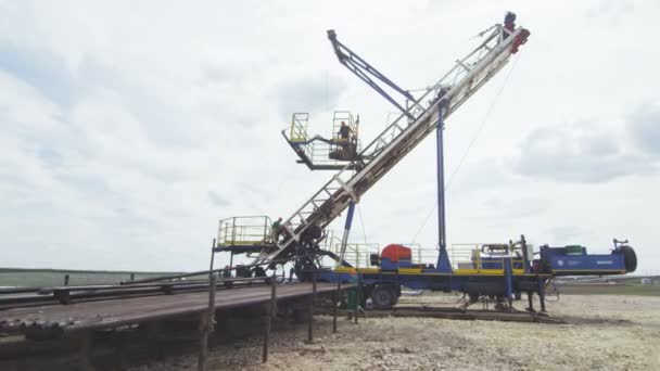 Skilled Man Hold Long Pipe Descending Drilling Rig Hook Located — Stock Video