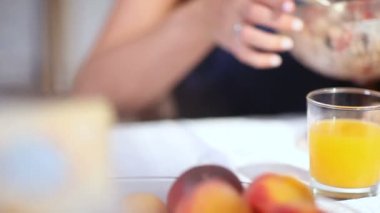 Plaka ve çift çanak giymeyi koca özenli karısı umurunda Closeup yemek masasında iyi vakit geçiriyor