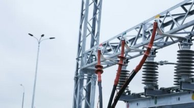 Akım taşıyan yapıları ve yüksek gerilim elektrik alt istasyonlar, dağıtım öğeleri için closeup porselen izolatörler