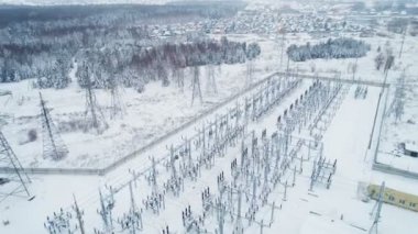 Harika panoramik görüntüsü yüksek gerilim kuleleri ve kar arasında iletim istasyonunda kablo hatları