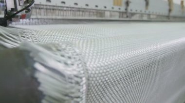 sentetik kumaş keten dokuma tezgâhı hareket eder ve üretim atölyesinde geçen büyük bobin düşer geniş beyaz görünümü Kapat