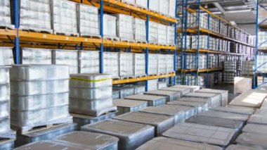 Modern elektrikli forklift yükleyici alır ve cam elyaf bobin ile paletler ışık depoda sürücüler