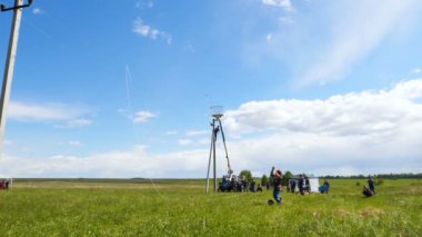 Yavaş çekim, koruyucu giyimli profesyonel itfaiyeci sahada ve antrenman sırasında elektrik hatlarında koşar.