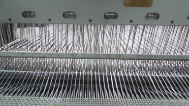 açık görünümü Kapat büyük modern endüstriyel tezgah petrol gaz boru üretim atölyesinde için beyaz sentetik kumaş örgüleri